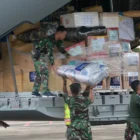 Prajurit TNI AU menurunkan logistik bantuan 24 Ton dari Airbus A-4001 di Bandara Sultan Iskandar Muda. (Foto: LANUD SIM)