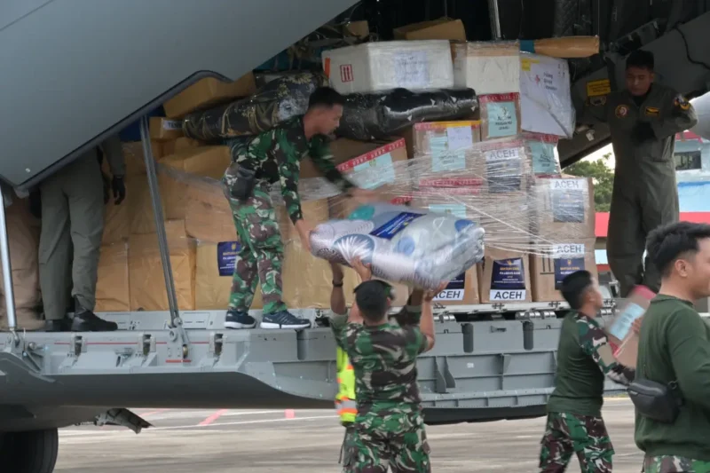 Prajurit TNI AU menurunkan logistik bantuan 24 Ton dari Airbus A-4001 di Bandara Sultan Iskandar Muda. (Foto: LANUD SIM)