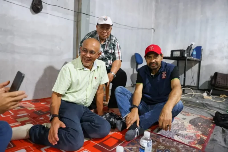 Mualem menerima bantuan kemanusiaan dari Malaysia yang disalurkan oleh Majlis Ugama Islam dan Adat Resam Melayu Pahang bersama Ketua Dewan Perniagaan Malaysia–Aceh, Yazid bin Usman. (Foto:Dok/Ist)