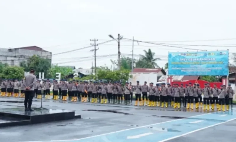 Kapolres Lhokseumawe AKBP Dr. Ahzan memimpin apel penyambutan BKO Brimob. (Foto: Arsip Polres Lhokseumawe)