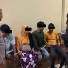 Petugas Polres Pidie Jaya mengamankan terduga penyebar hoaks naiknya air laut. (Foto: Dok)