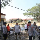 Polisi membagikan makanan kepada warga korban banjir di Aceh Tamiang. (Foto:Arsip Polda Aceh)