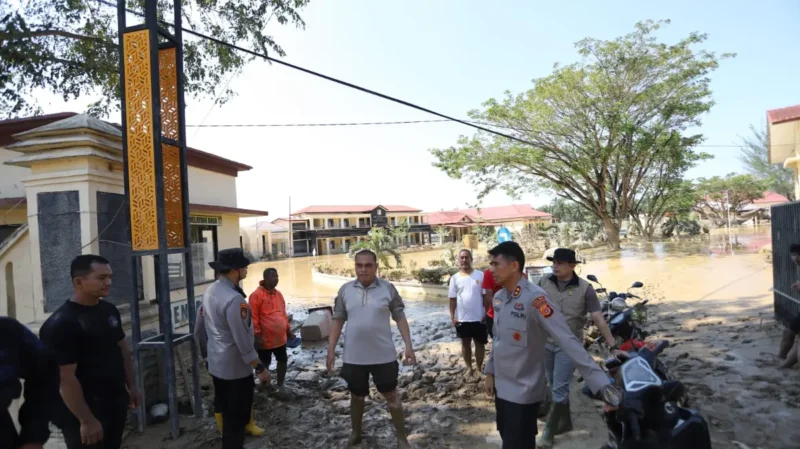 Polisi membagikan makanan kepada warga korban banjir di Aceh Tamiang. (Foto:Arsip Polda Aceh)