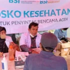 Tenaga medis memeriksa kesehatan warga di Posko BSI pascabanjir Aceh Tamiang. (Foto: Arsip BSI)