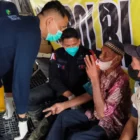 Tenaga kesehatan Polri memberikan layanan medis gratis kepada warga terdampak banjir Aceh Tamiang. (Foto:Arsip Biddokkes Polda Aceh)