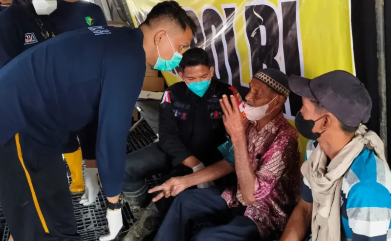 Tenaga kesehatan Polri memberikan layanan medis gratis kepada warga terdampak banjir Aceh Tamiang. (Foto:Arsip Biddokkes Polda Aceh)