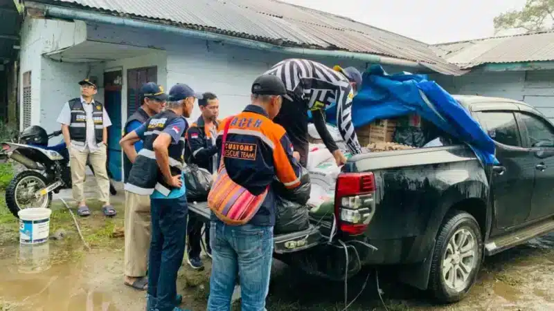 Relawan Bea Cukai Aceh menyalurkan bantuan alat kebersihan dan obat-obatan kepada warga terdampak banjir di Aceh Tamiang. (Foto: Dok/Bea Cukai Aceh)