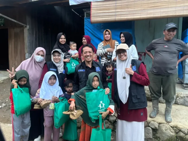 Relawan YABANI berinteraksi dengan anak korban bencana di Bener Meriah. (Foto: Dok)