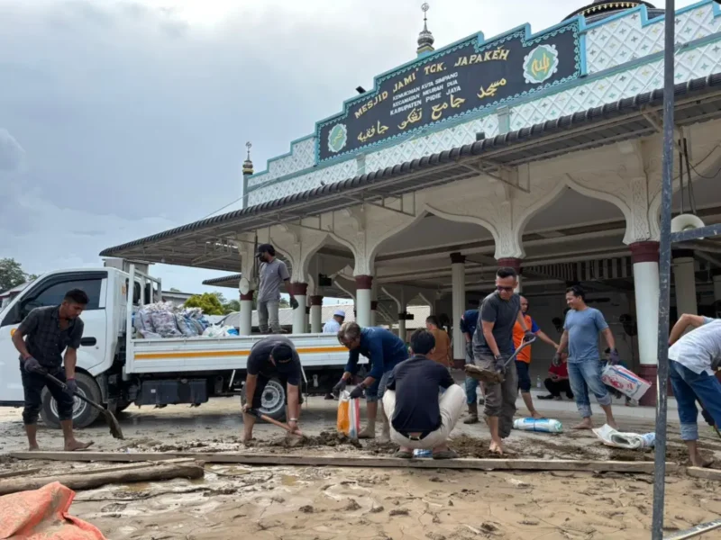 Penyaluran bantuan pascabanjir oleh PT Solusi Bangun Andalas kepada masyarakat terdampak di Aceh. (Foto: Arsip)
