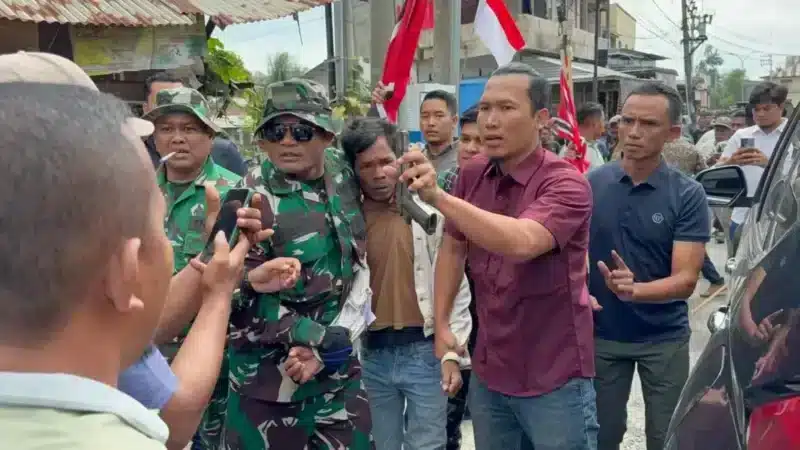 Personel TNI mengamankan seorang pria berserta barang bukti senjata api dan senjata tajam. (Foto: Asip Kodam IM)