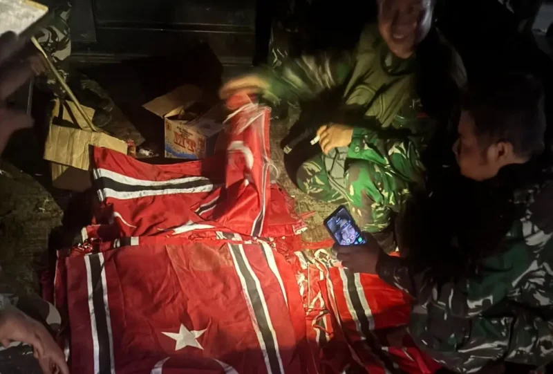 Aparat gabungan TNI–Polri mengamankan Bendera Bulan Bintang jalur lintas Banda Aceh-Medan.(Foto:Arsip Kodam IM)