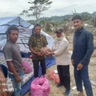 Aktivis PSM Aceh Yulindawati menyalurkan logistik ke warga terdampak banjir Aceh Tamiang. (Foto: Dok)