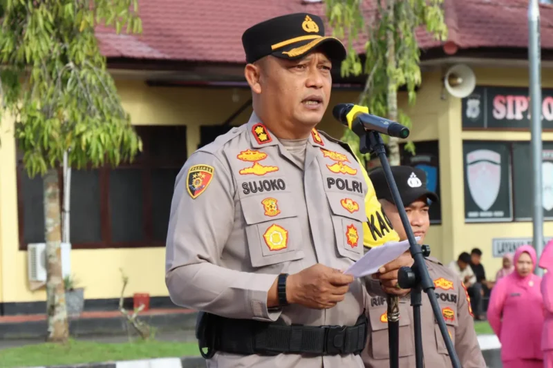 Kapolres Aceh Besar, AKBP Sujoko memimpin upacara kenaikan pangkat personel Polri. (Foto:Dok)