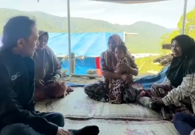 Ketua Posko Yabani, Dhulhadi bersama warga Babah Suak, Mak Leha & guru TK di Posko Pengungsian Bencana. (Foto:Dok/Ist)