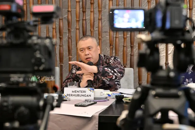 Menteri Perhubungan Dudy Purwagandhi memberikan keterangan pers di Jakarta terkait operasi pencarian pesawat ATR 42-500 yang dilaporkan hilang kontak di wilayah Maros. (Foto:Dok/Ist).