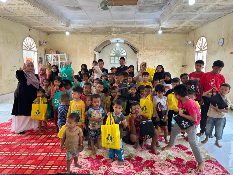 Anak-anak korban bencana di Aceh Tamiang bersama Kak Bimo.