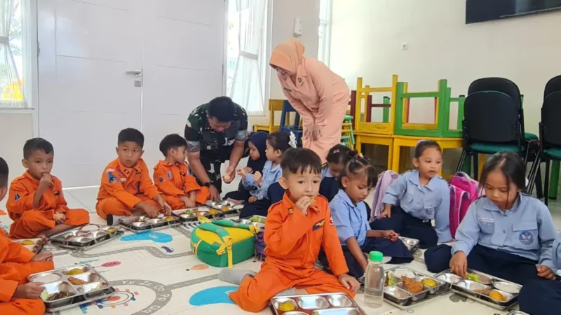 Siswa TK Angkasa menerima MBG dari Lanud SIM. (Foto:Dok)