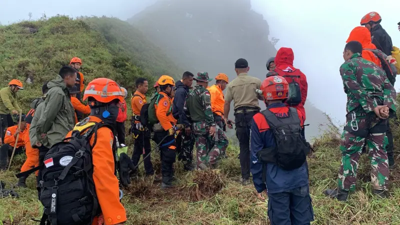 Tim SAR Gabungan di lokasi penemuan pesawat ATR 42-500 di Gunung Bulusaraung. (Foto:Dok/Ist).