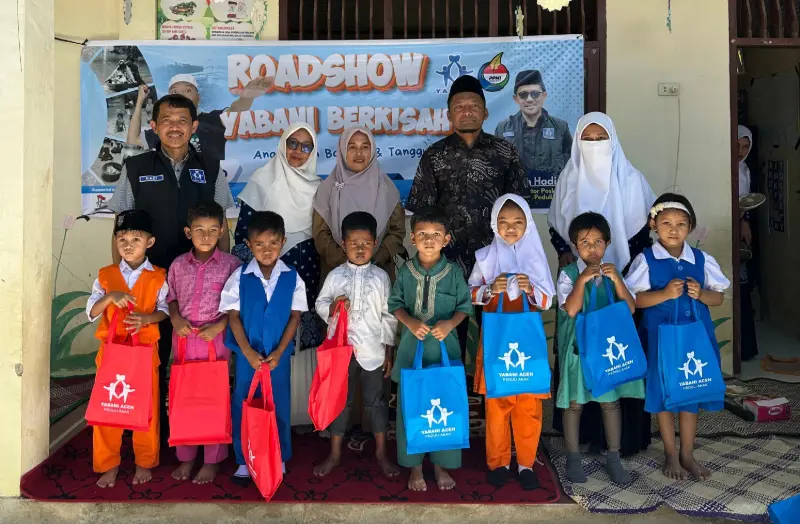 Kak Bimo bersama anak-anak di Lungbimba Pidie Jaya. (Foto:Dok/Ist).