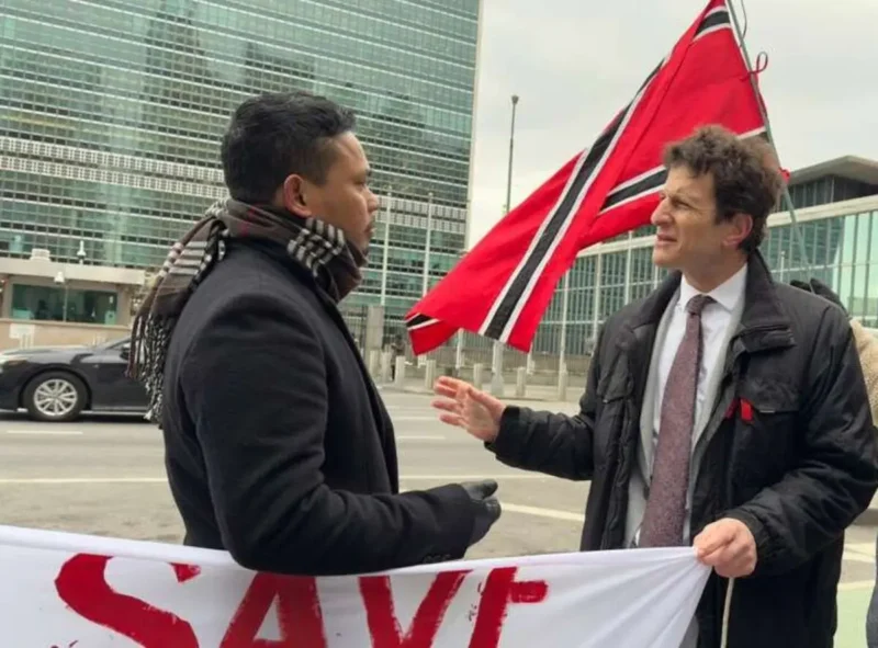 Perwakilan peserta aksi berdialog dengan warga sipil di sela demonstrasi damai. (Foto:Dok)