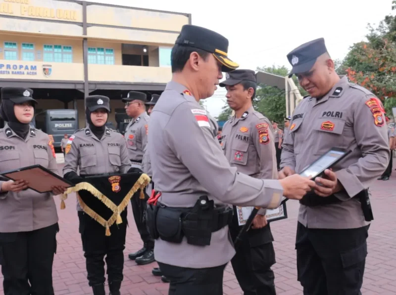 Kapolresta Banda Aceh menyerahkan penghargaan kepada personel. (Foto:Dok)