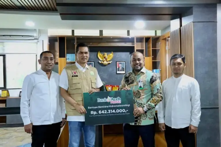 Direktur Utama Bank Aceh serahkan bantuan kemanusiaan ke Pemerintah Aceh. (Foto:Dok/BA)