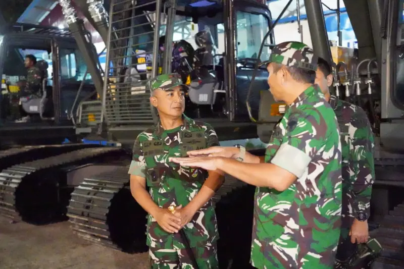 Pangdam Iskandar Muda meninjau alat berat bantuan Presiden RI. (Foto:Dok/Ist).