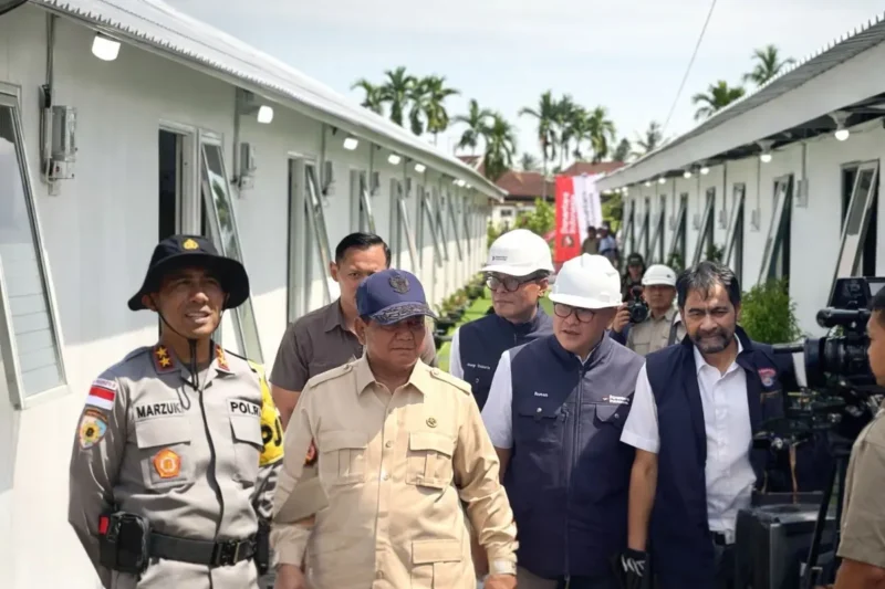 Kapolda Aceh mendampingi Presiden saat meninjau pembangunan huntara di Aceh Tamiang.(Foto:Dok)