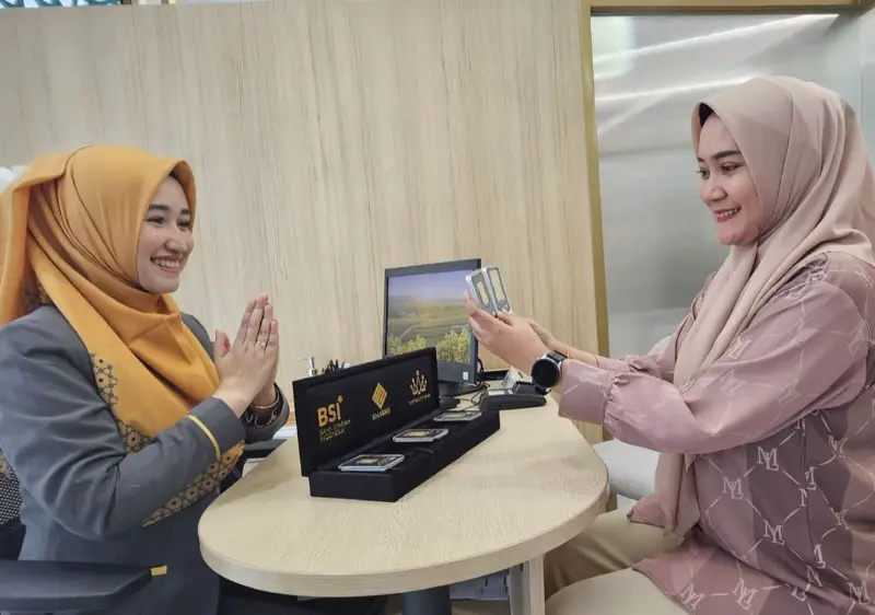 Nasabah membeli emas digital di Bank Emas BSI. (Foto:Dok)