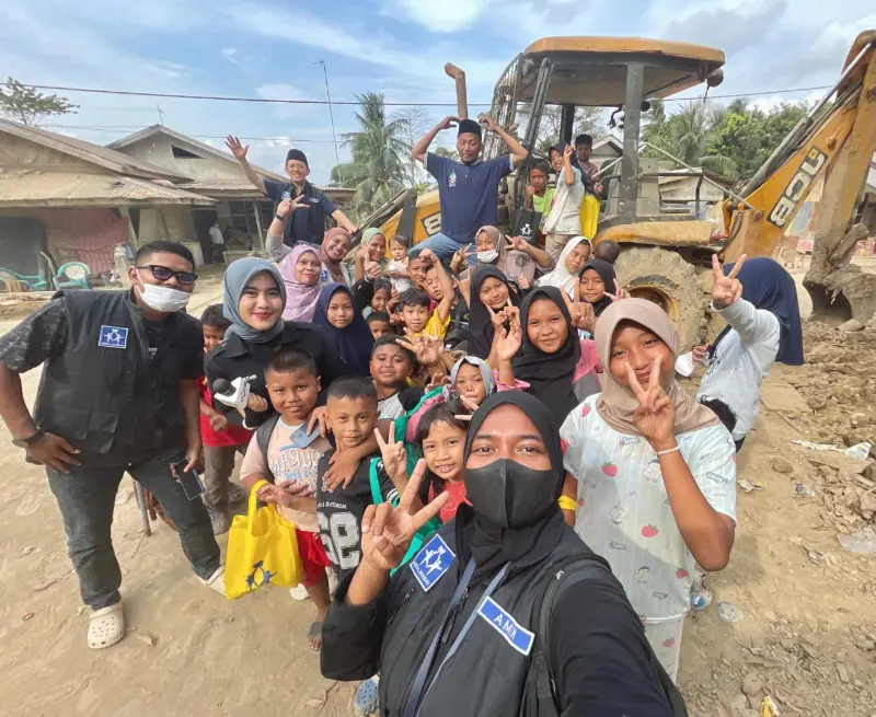 Relawan Yabani & Kak Bimo foto bersama anak-anak korban bencana di Aceh Tamiang. (Foto:Dok/YABANI)