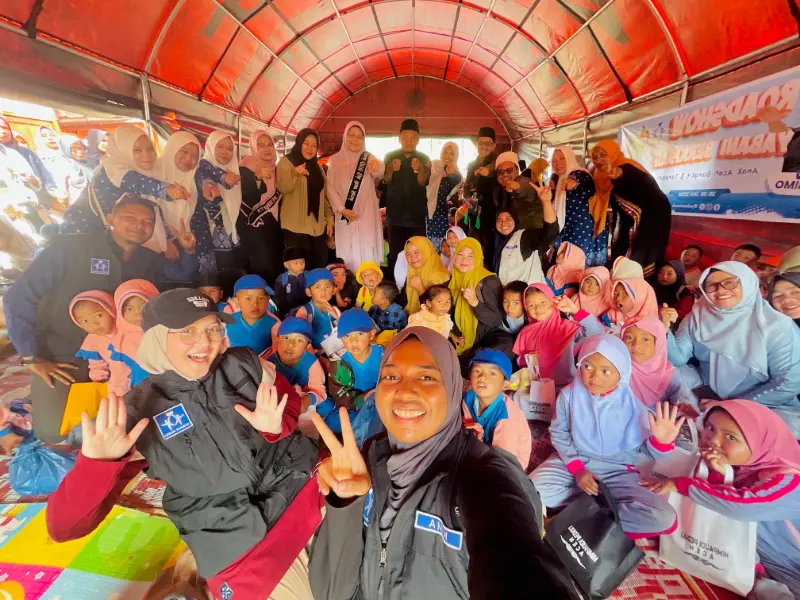 Relawan Yabani Berkisah & Kak Bimo bersama anak-anak di Kampung Burni Pase Bener Meriah. (Foto:Dok/Ist).