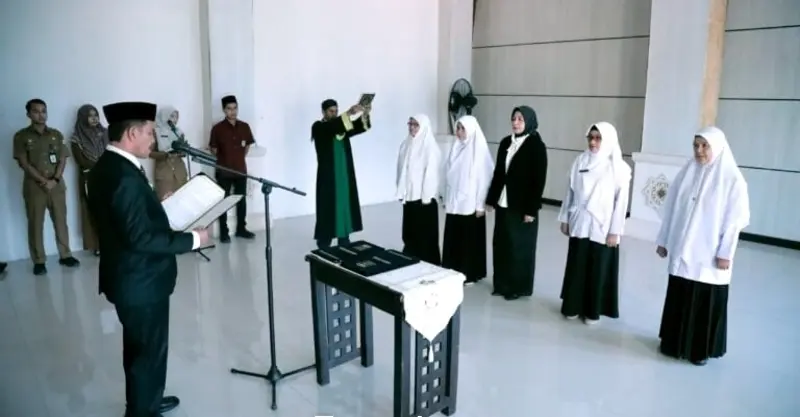 Wakil Bupati Aceh Besar melantik empat kepala puskesmas Aceh Besar dan satu orang Kabid Kesehatan Masyarakat pada Dinas Kesehatan Aceh Besar. (Foto:Dok/Pemkab Aceh Besar)