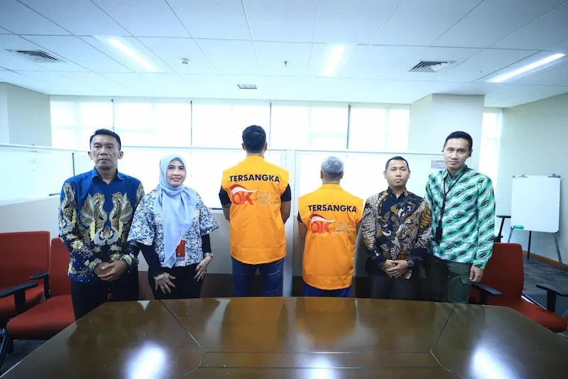 Penyerahan tersangka kasus Investree oleh OJK ke Kejaksaan Negeri Jakarta Selatan. (Foto: Dok/OJK)