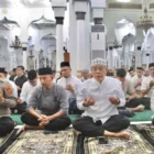 Wakapolda Aceh menghadiri peringatan Isra Mikraj di Masjid Raya Baiturrahman. (Foto:Dok)