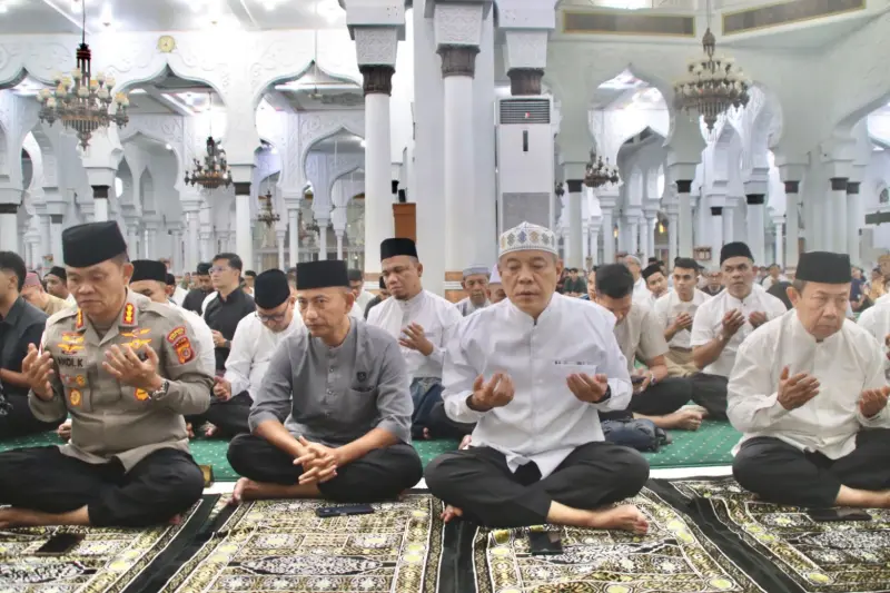Wakapolda Aceh menghadiri peringatan Isra Mikraj di Masjid Raya Baiturrahman. (Foto:Dok)