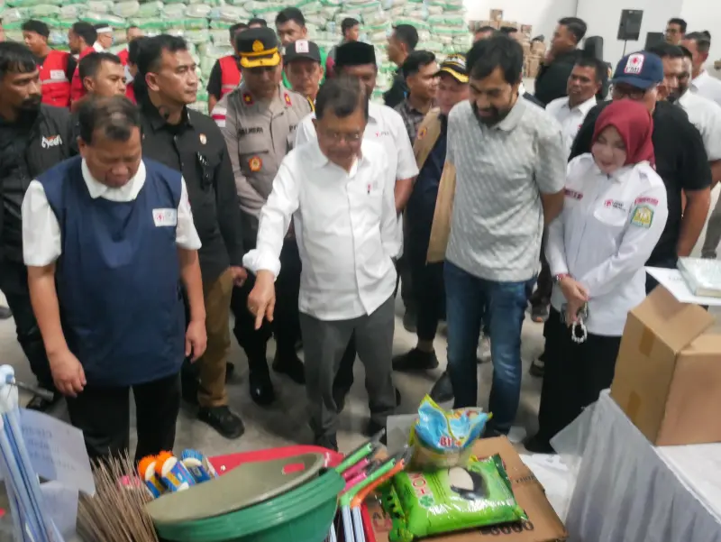 Jusuf Kalla menyerahkan bantuan PMI di Aceh Utara. (Foto:Dok/Ist)