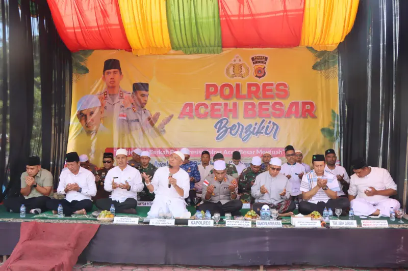 Zikir dan doa bersama Polres Aceh Besar untuk korban bencana. (Foto:Dok)