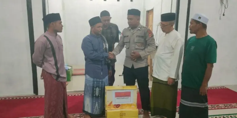 Penyaluran kurma Ramadan oleh Polda Aceh. (Foto:Dok Polda Aceh).