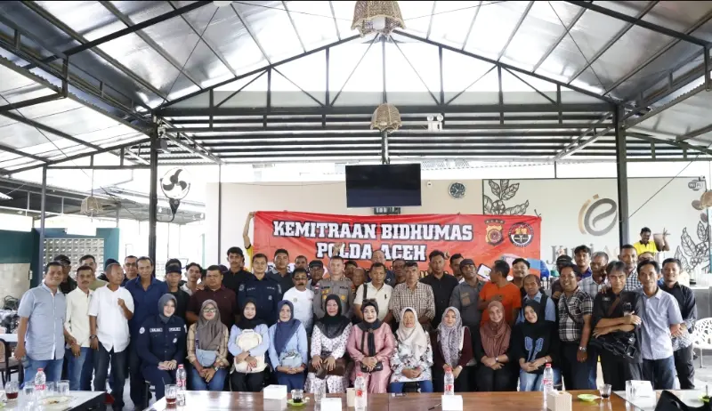 Insan pers menghadiri coffee morning Bidhumas Polda Aceh di Kupi Aceh. (Foto:Dok)