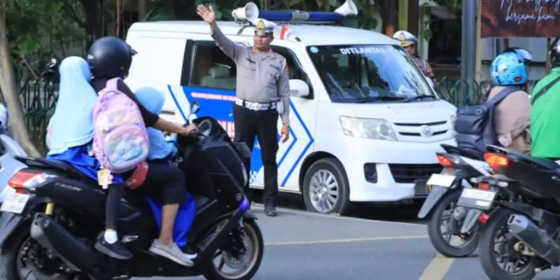 Personel Polda Aceh survei APILL di Simpang USK Banda Aceh. (Foto:Dok/PoldaAceh).