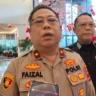 Kepala Operasi Damai Cartenz 2026 Brigjen Pol. Dr. Faizal Ramadhani, memberikan keterangan pers terkait penembakan Pesawat perintis Smart Air PK-SNR. (Foto:Dok)