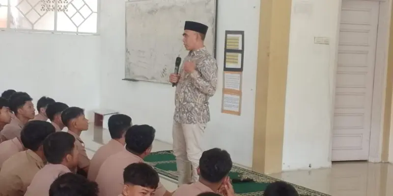 Fajran Zain memberikan motivasi beasiswa di SMAN 9 Banda Aceh. (Foto: Dok/Ist).