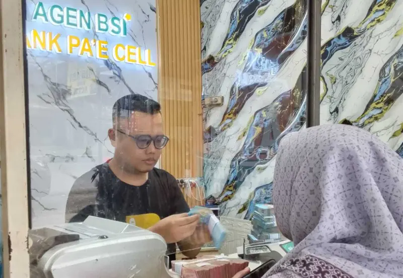 Transaksi keuangan melalui BSI Agen. (Foto: Dok BSI).