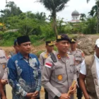 Kapolda Aceh meninjau lokasi jembatan putus di Kecamatan Jeunieb Kabupaten Bireuen. (Foto: Arsip Polda Aceh)