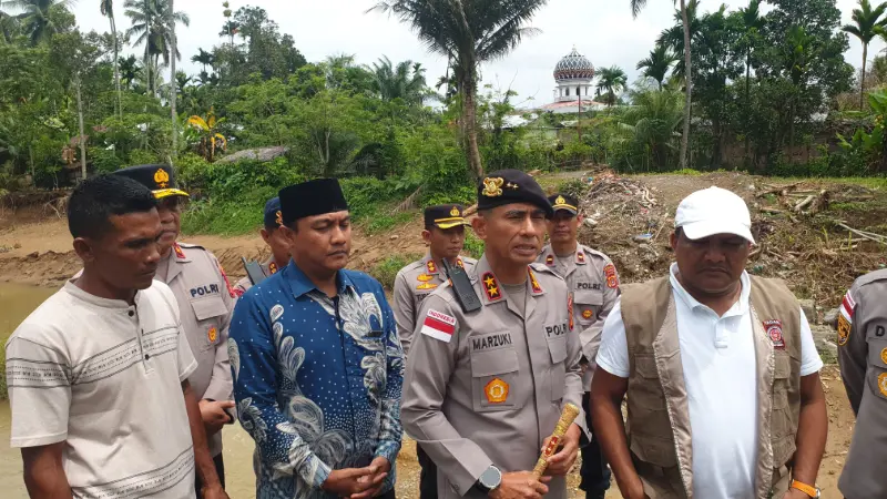 Kapolda Aceh meninjau lokasi jembatan putus di Kecamatan Jeunieb Kabupaten Bireuen. (Foto: Arsip Polda Aceh)