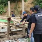 Gubuk penambang ilegal dibakar saat operasi penertiban PETI. (Foto:Dok/Polres Aceh Besar).