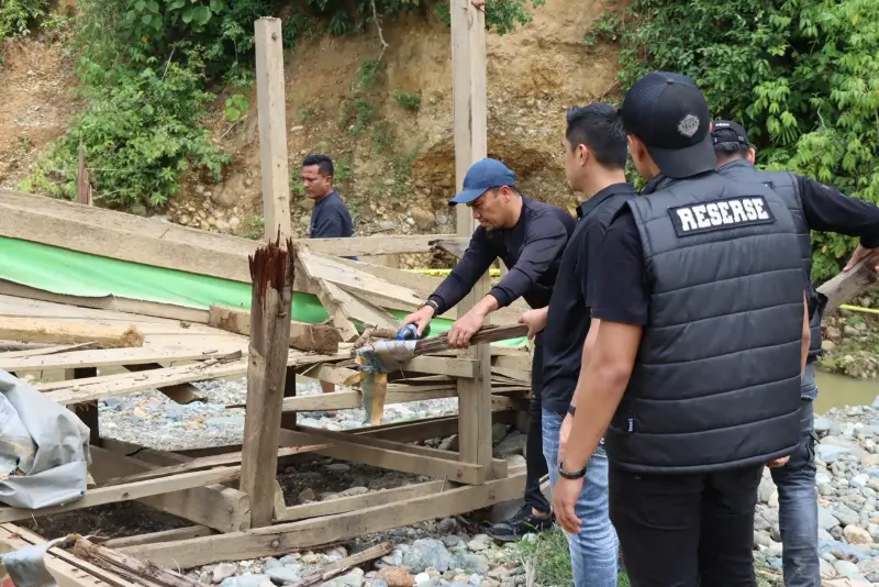 Gubuk penambang ilegal dibakar saat operasi penertiban PETI. (Foto:Dok/Polres Aceh Besar).