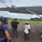 Badan pesawat dengan lubang peluru di Bandara Korowai Batu. Aparat Satgas Damai Cartenz mengamankan bandara perintis. (Foto:Dok/Satgas Damai Cartenz)