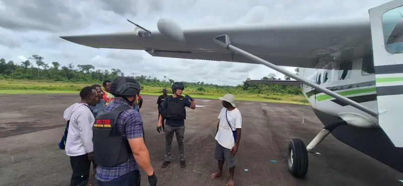 Badan pesawat dengan lubang peluru di Bandara Korowai Batu. Aparat Satgas Damai Cartenz mengamankan bandara perintis. (Foto:Dok/Satgas Damai Cartenz)