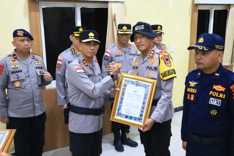 Kapolda Aceh serahkan penghargaan kepada Taruna Akpol. (Foto:Dok)